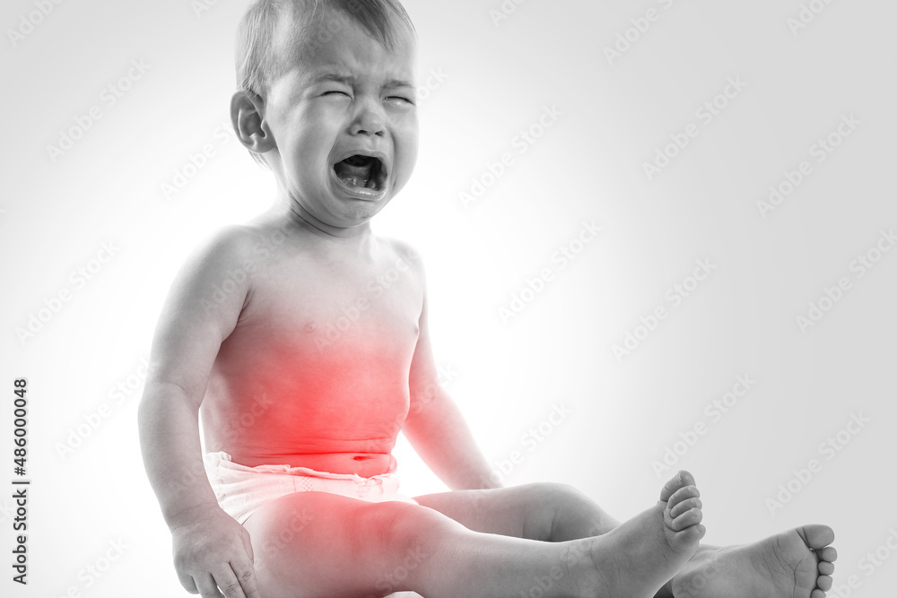 La constipation cause des douleurs à l'abdomen et bébé devient grincheux
