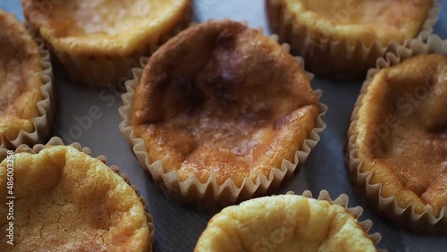 焼きたてのバスクチーズケーキ