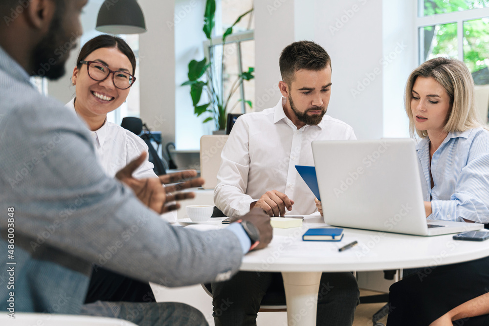 Obraz premium Multi-ethnic business people during meeting in modern office