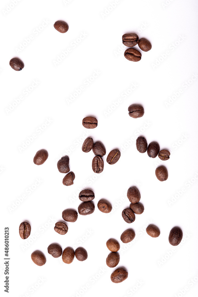 Obraz premium roasted coffee beans isolated on white background