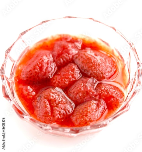皿に入れた苺のジャム、白背景に手作りのイチゴジャム