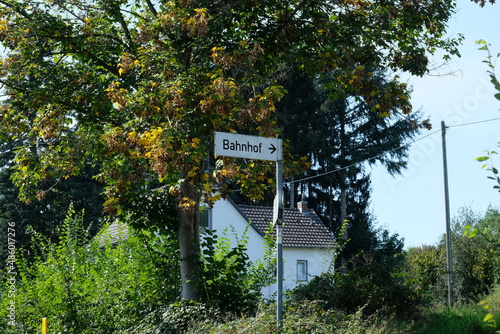 FU 2020-09-13 Herchen 560 Das Schild weist zum Bahnhof