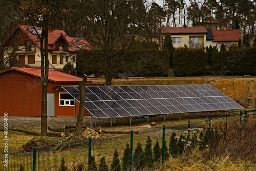 Świeżo zainstalowany duży panel słoneczny ( solar ) . Osiedle na obrzeżach miasta . Up town , freshly installed large solar panel