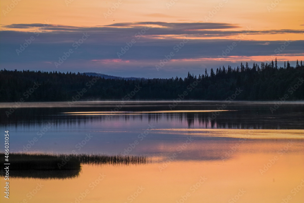 Mitternächtliche Lichtstimmung über finnischem See