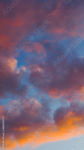 Teintes rougeâtres sous des cumulus, pendant le crépuscule