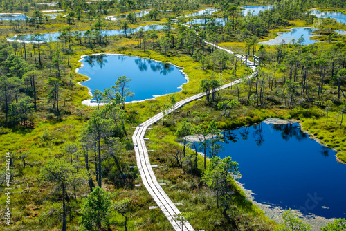 Fotografia View of the bog from above with a wooden boardwalk and lakes