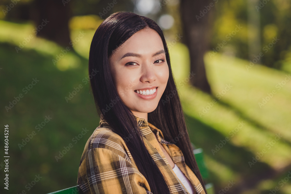 Φωτογραφία Photo of pretty adorable young lady wear checkered shirt smiling enjoying good w