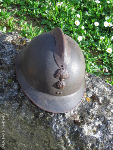 Casque Français de la première guerre mondiale 1914 - 1918 vu de face