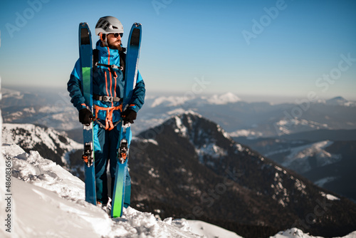 Fotografia full-length portrait of man with skis against the background of beautiful winter