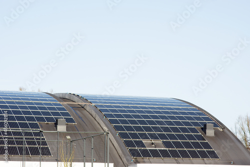 Fotografia Large curved roof with solar panels for electric power generation in Arnhem in t