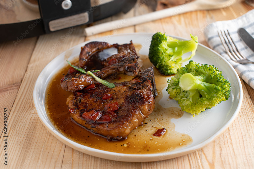 Slow cooker pork chops with brown sugar, garlic sauce and broccoli Slow cooker pork chops with brown sugar, garlic sauce and broccoli
