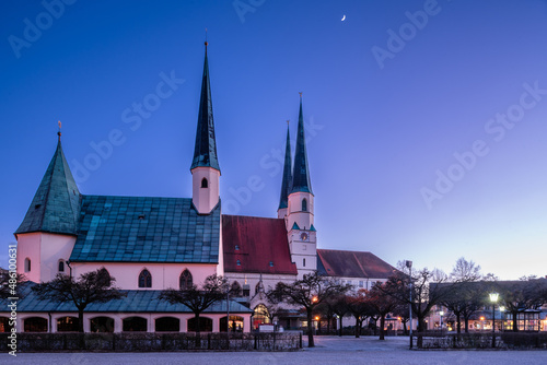 Kapellplatz in Altötting im Winter in der Blauen Stunde am Abend