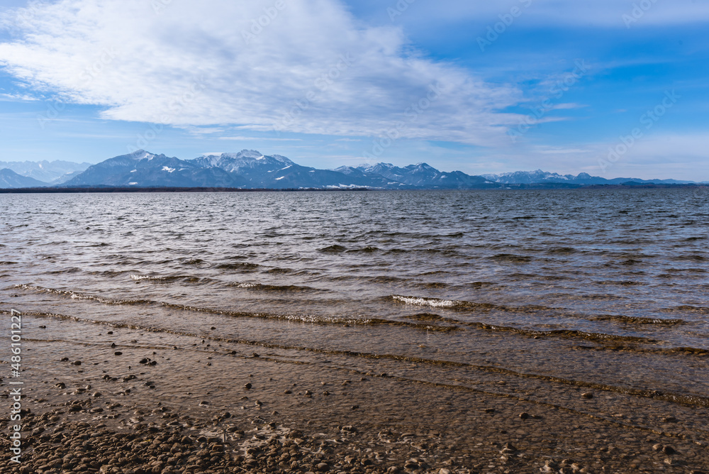 Alpenpanorama mit Himmle und Wolke mit Chiemsee mit Wolken im Vordergrund Alpenpanorama mit Himmle und Wolke mit Chiemsee mit Wolken im Vordergrund