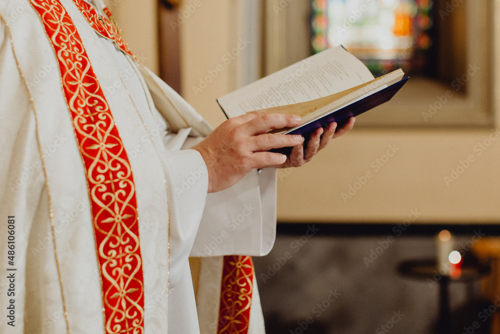 les mains du prêtre lisant la Bible - obrazy, fototapety, plakaty 