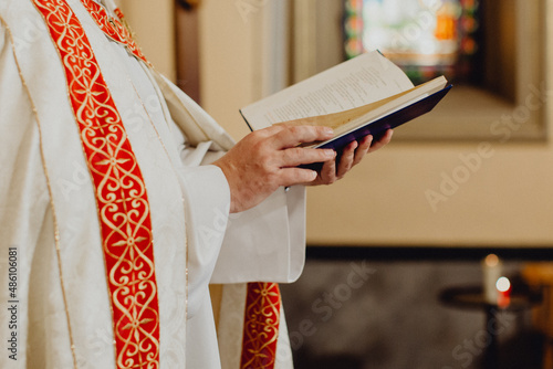 les mains du prêtre lisant la Bible photo