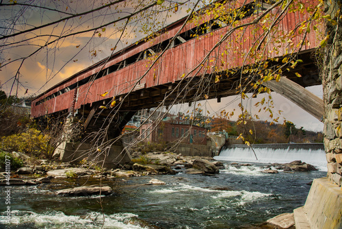 Canvas Print The Taftsville Bridge is a timber-framed covered bridge which spans the Ottauquechee River in the Taftville village of Woodstock, Vermont in the United States