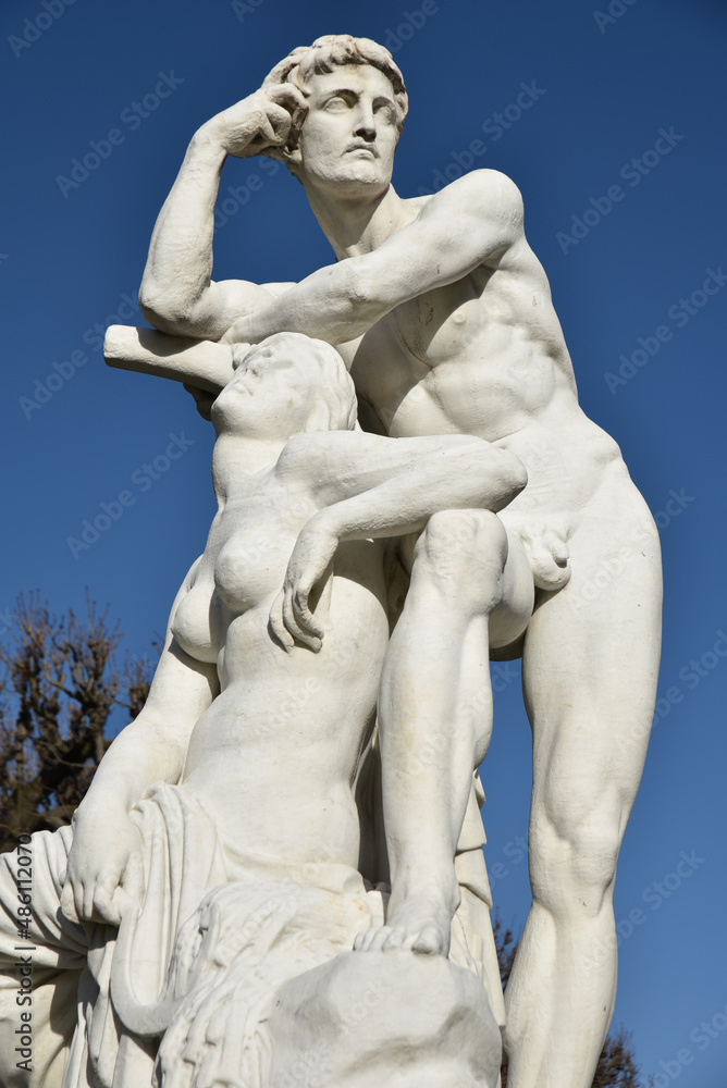 Statues de marbre du jardin des Grands Explorateurs à Paris. France Statues de marbre du jardin des Grands Explorateurs à Paris. France
