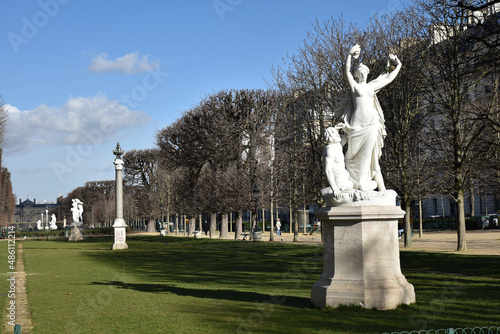 Large allée du jardin des Grands Explorateurs à Paris. France