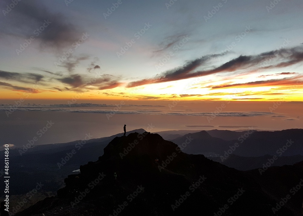 Mount Rinjani, Indonesien beim Sonnenaufgang Mount Rinjani, Indonesien beim Sonnenaufgang