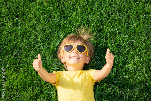Foto Happy child playing outdoor in spring park