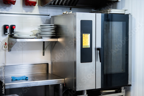 Photo Professional baking oven in a restaurant kitchen prior to service