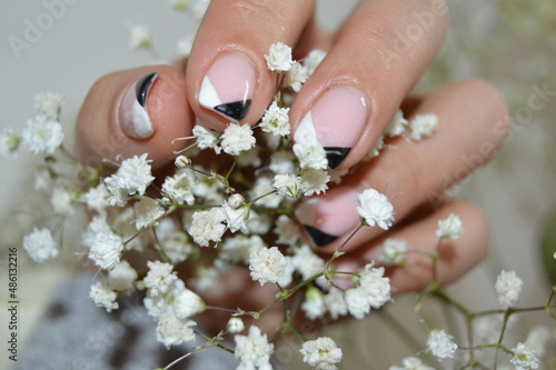 design des ongles blanc et noir