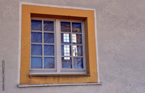 Blick durch ein Fenster auf ein Fenster