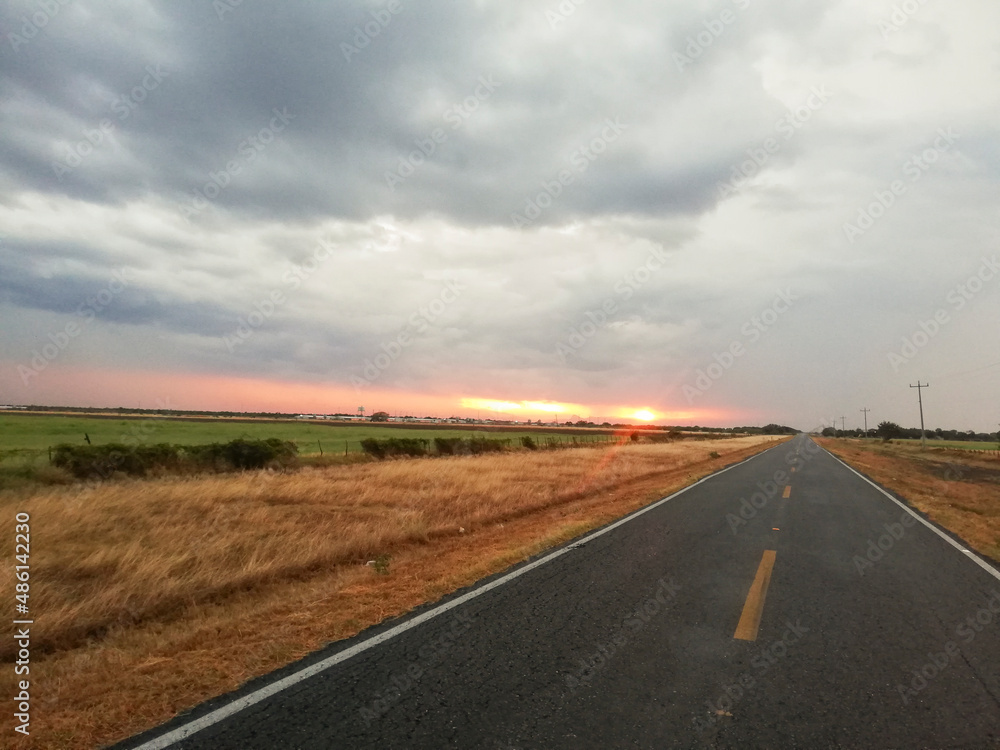 atardecer en carretera