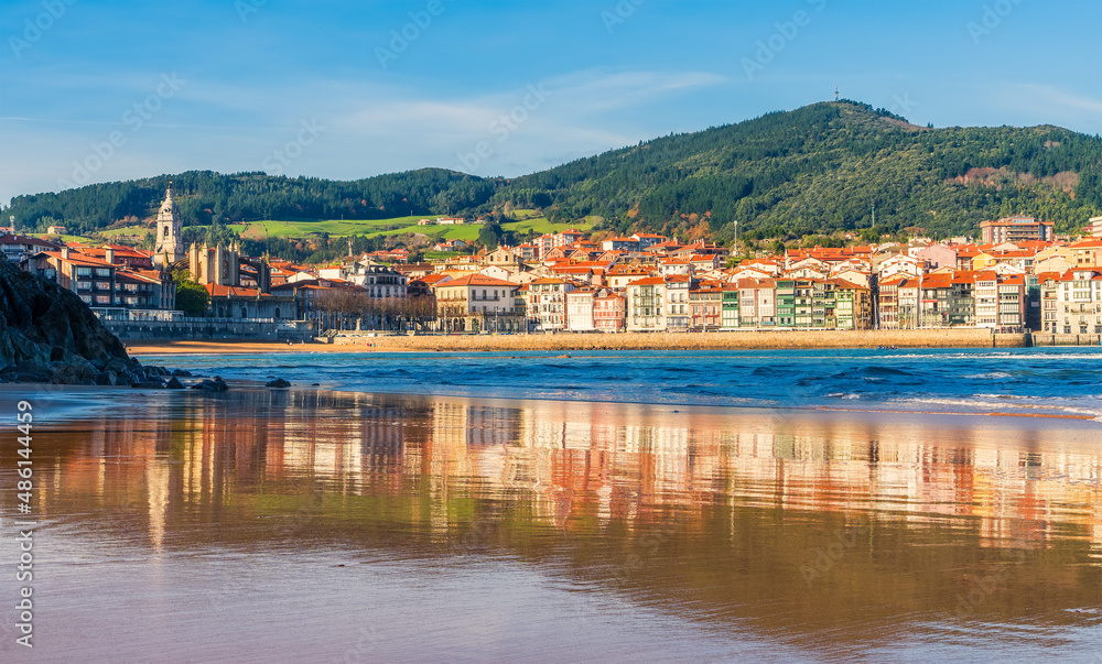 Obraz premium Reflejos de Lekeitio, sobre la area de la playa de Isuntza 