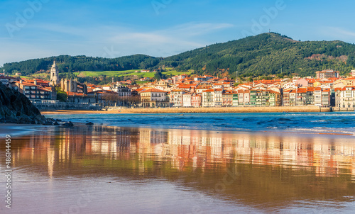 Reflejos de Lekeitio, sobre la area de la playa de Isuntza 
