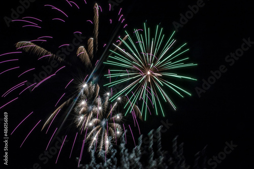 fotografia de fuegos artificiales, cohetes, luces en el cielo, petardos, fiesta de luces, 