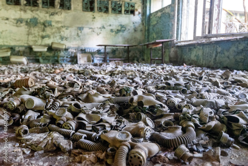 Canvastavla Hundreds of gas masks on school classroom floor in abandoned school in Chernobyl