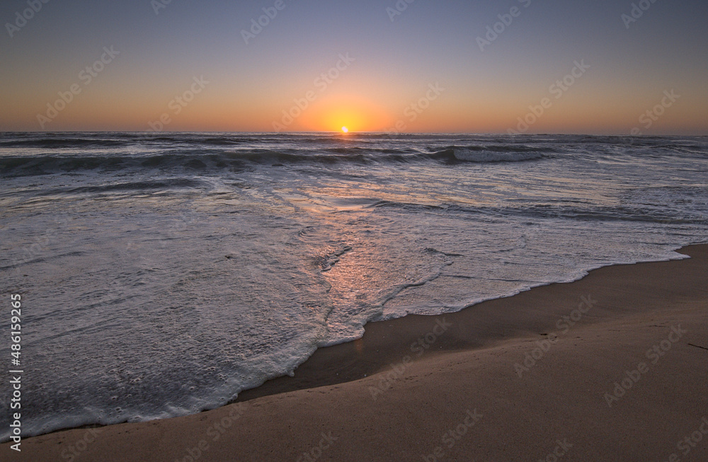puesta de sol en al orilla del mar