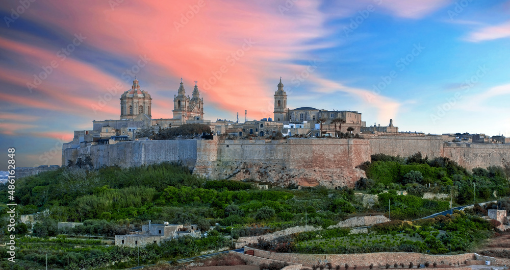 Obraz premium Wispy clouds over Mdina at Dusk