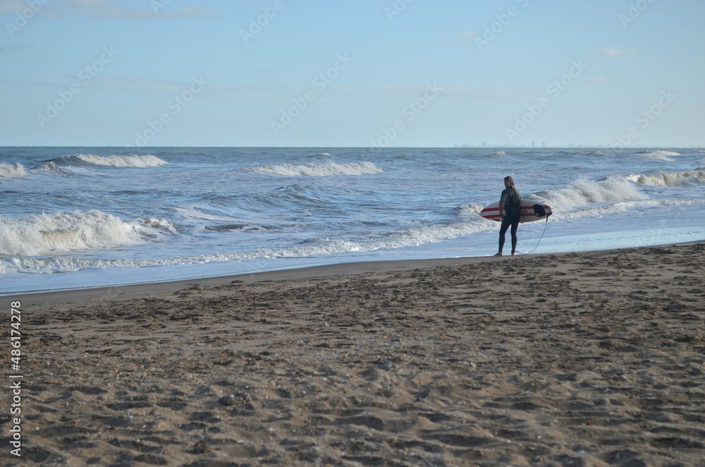 Surfista analizando las olas del mar en la costa atlántica Surfista analizando las olas del mar en la costa atlántica