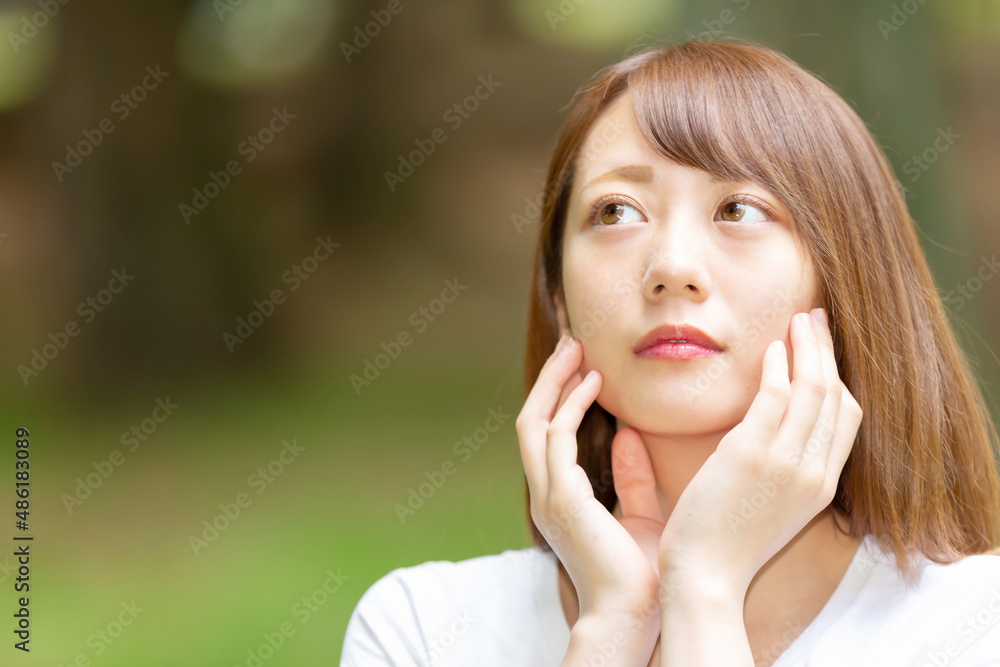 悩む女性 悩む女性