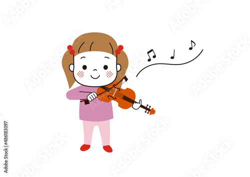 立ってバイオリンを演奏している女の子
