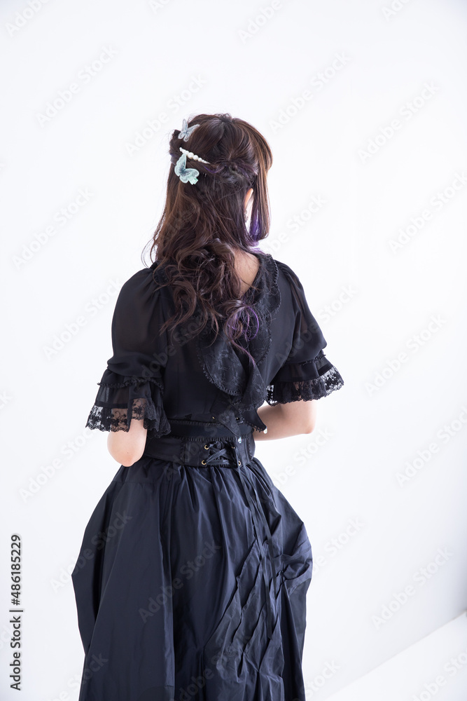 Naklejka premium 黒いドレスを着てポーズする女性 Cosplay