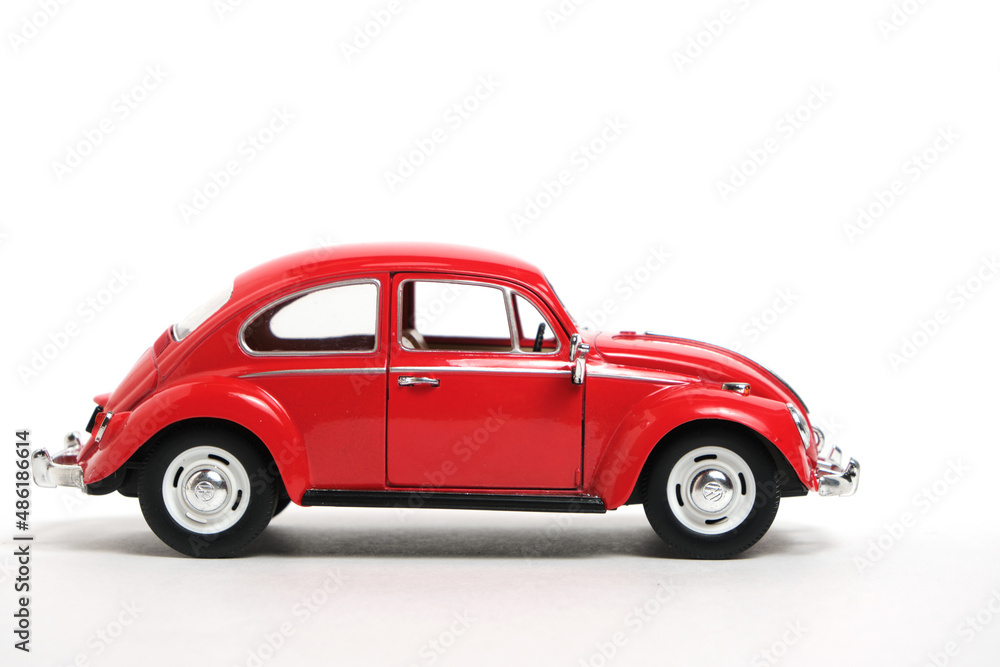  Kostanay, Kazajstán. Escarabajo Volkswagen rojo, coche retro sobre fondo blanco.  Foto de stock