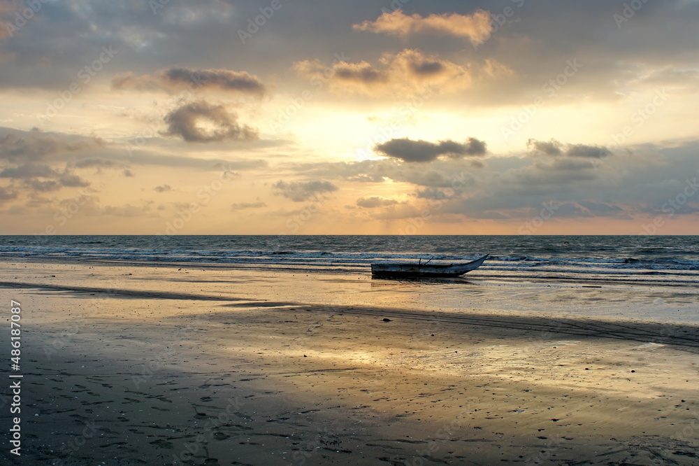 Obraz premium Fishing boat on the beach at sunset in Las Penas, Ecuador