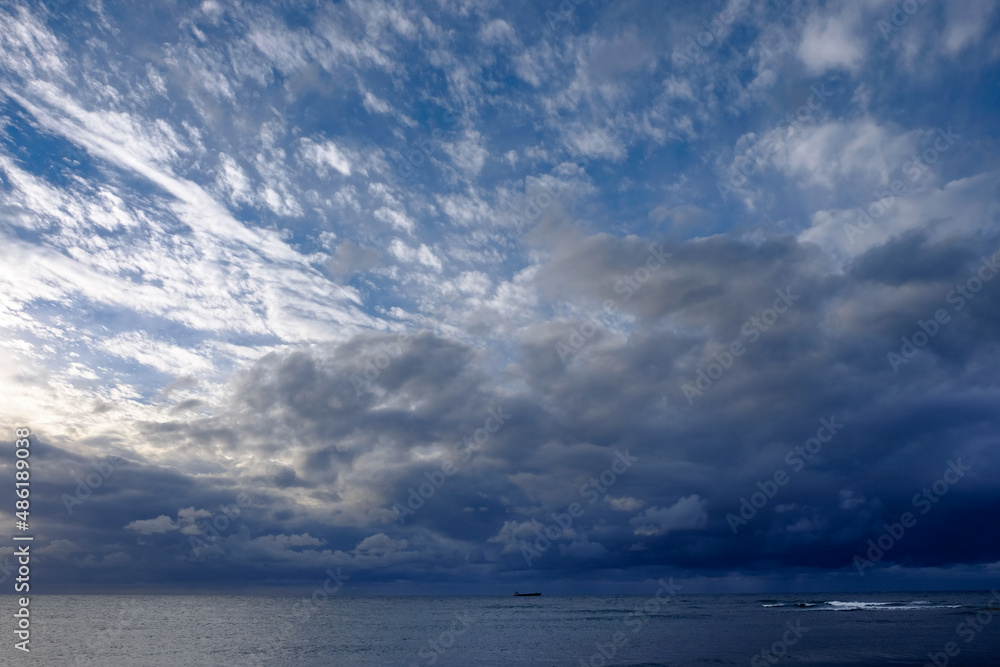 海の地平線と朝日に照らされる雲 海の地平線と朝日に照らされる雲