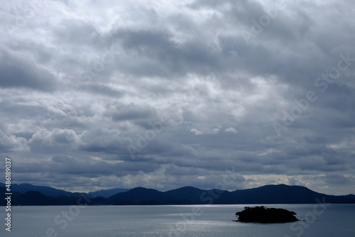 静かな入江と小島