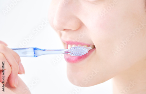 女性 歯磨き 口元 白背景