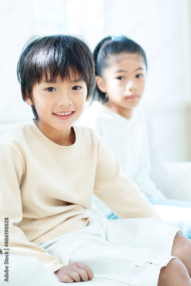 ソファーに座る男の子と女の子 ソファーに座る男の子と女の子