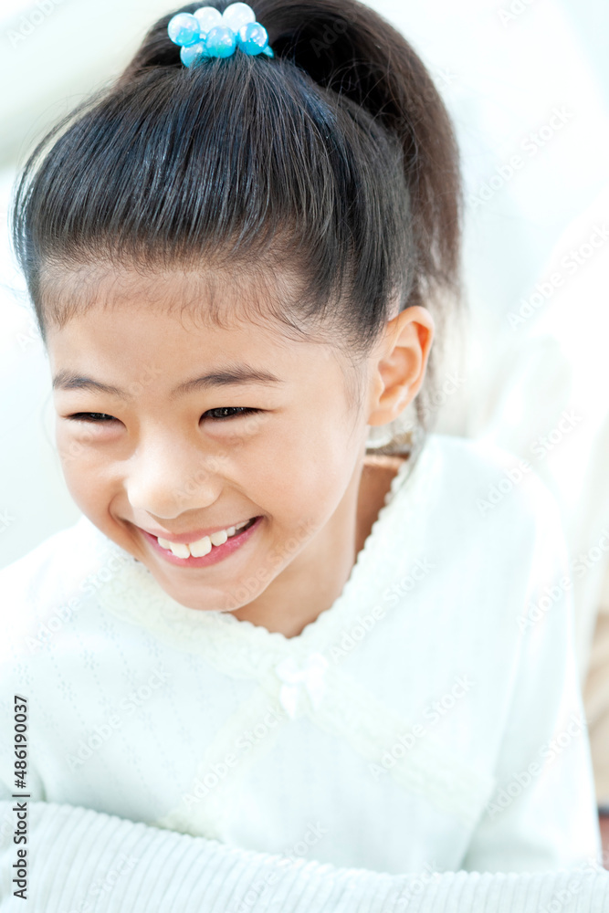 ソファーに座る笑顔の女の子 ソファーに座る笑顔の女の子