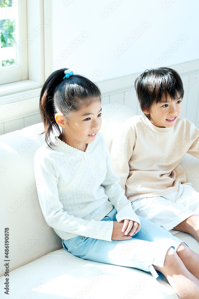 ソファーに座る男の子と女の子 ソファーに座る男の子と女の子