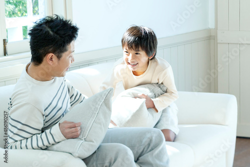 ソファーで話す父親と息子