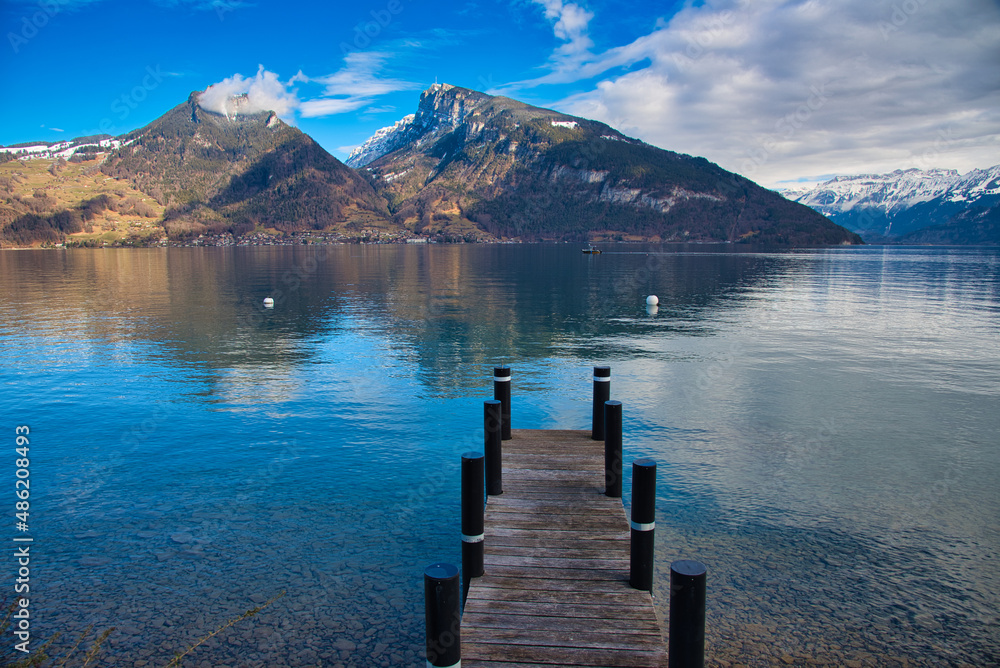 Strandweg in Spiez am Thuner See in der Schweiz Strandweg in Spiez am Thuner See in der Schweiz