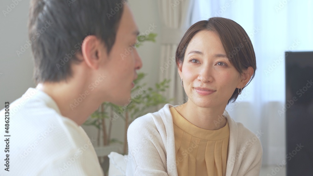 会話をする日本人カップル・夫婦 会話をする日本人カップル・夫婦