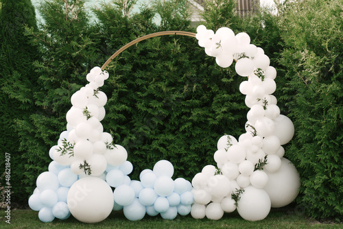 Obraz na płótnie Decorations for holiday party. A lot of balloons blue and white colors. Round photo zone with balls w salonie